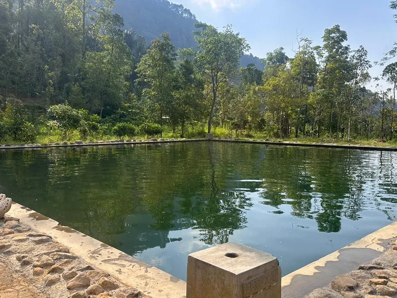 Pemandangan Embung Balong dengan latar perbukitan hijau